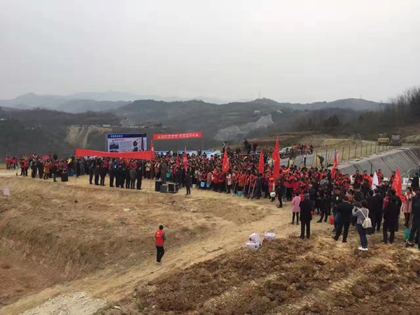 安康市漢陰縣綠豐現(xiàn)代農(nóng)業(yè)有限公司迎來漢陰縣千人義務(wù)植樹活動